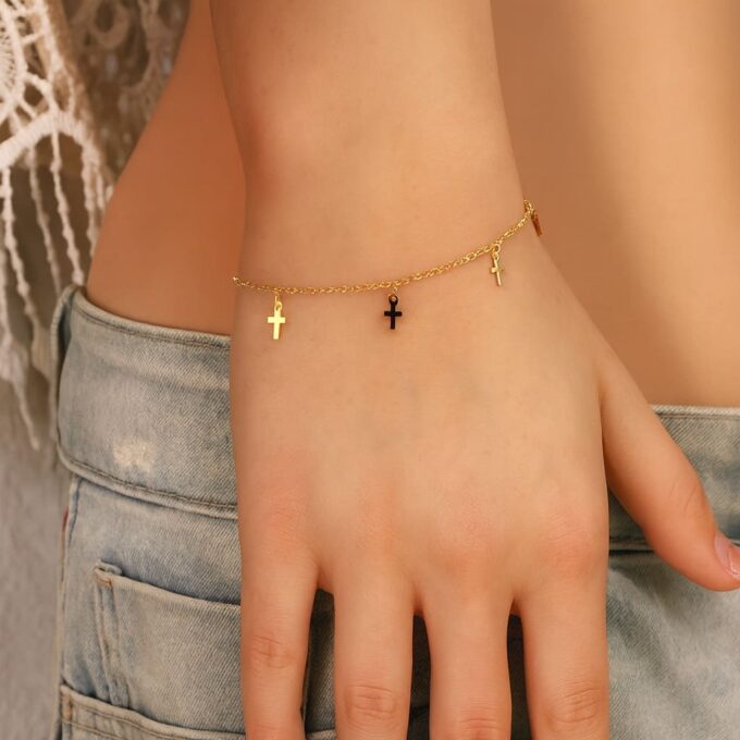 N6272h Bracelet fin avec plusieurs charms croix en Or Laminé (Plaqué Or 14 carats gold filled) artisanal - Bijoux bracelets fins en ligne Ninanina