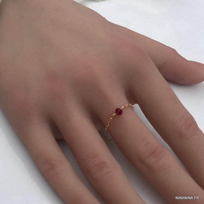 N6273a Bague fine chainette plaqué or Pierre Grenat rouge - Bijoux Bagues en ligne Ninanina