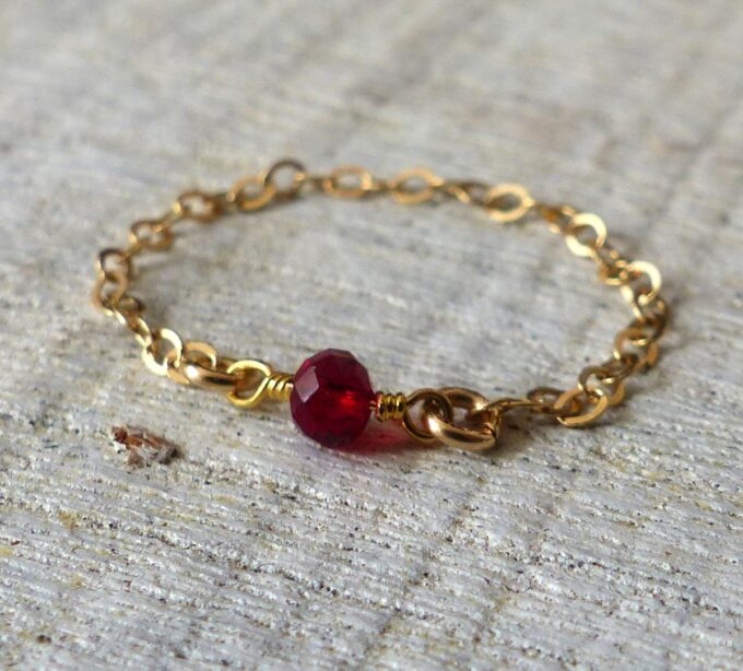 N6273b Bague fine chaine minimaliste plaqué or Et pierre Grenat rouge naturelle - Bijoux Bagues en ligne Ninanina