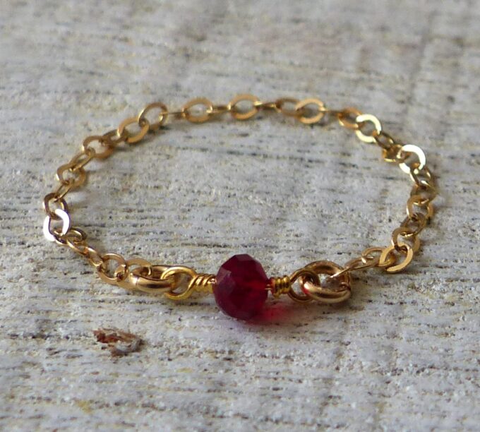 N6273d Bague fine chaine minimaliste plaqué or Et pierre Grenat rouge naturelle - Bijoux Bagues en ligne Ninanina