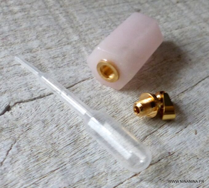 N6421a Porte clé femme pendentif mini flacon de parfum en quartz rose et plaqué or - Bijoux Porte clés en ligne Ninanina