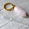 N6421c Porte clé femme pendentif mini flacon de parfum en quartz rose et plaqué or - Bijoux Porte clés en ligne Ninanina
