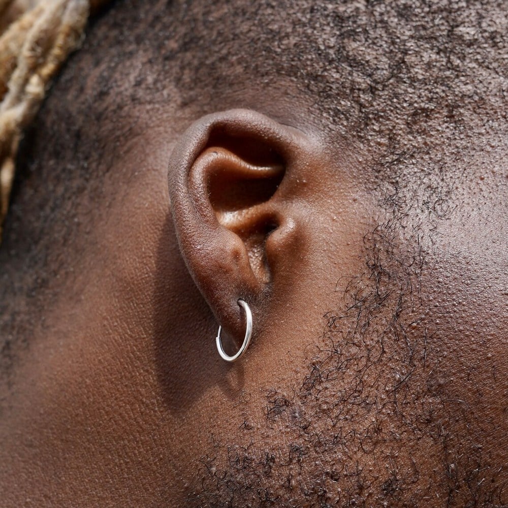 Boucles d'oreille pour homme : comment les porter