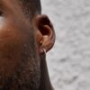 N6451b Créole homme argent 925 massif minimaliste 15 mm - Bijoux Boucles d oreilles Hommes en ligne Ninanina Boucle d’oreille créole en argent 925 massif au design minimaliste portée par un homme de profil, accessoire intemporel pour hommes