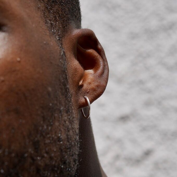 N6451b Créole homme argent 925 massif minimaliste 15 mm - Bijoux Boucles d oreilles Hommes en ligne Ninanina Boucle d’oreille créole en argent 925 massif au design minimaliste portée par un homme de profil, accessoire intemporel pour hommes