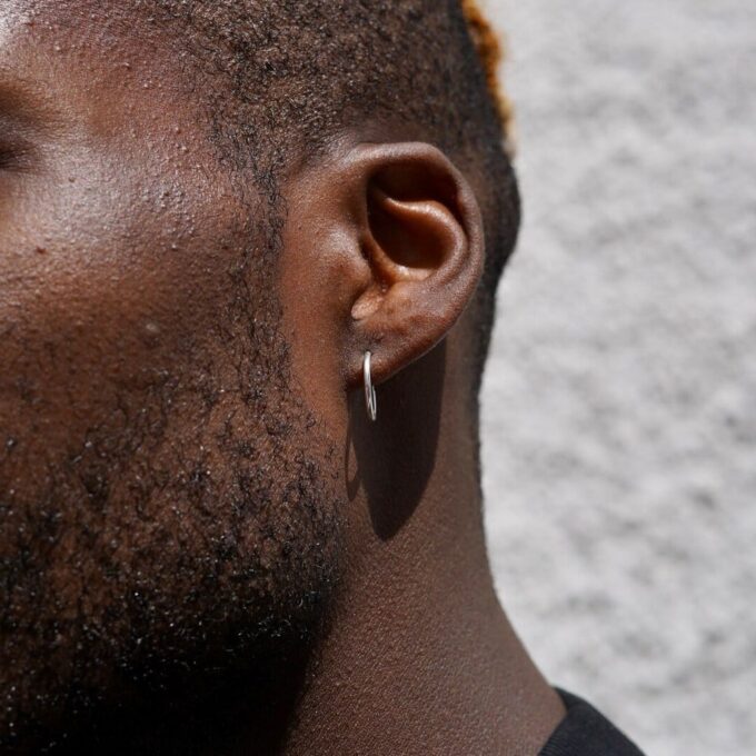 N6451c Créole homme argent 925 massif minimaliste 15 mm - Bijoux Boucles d oreilles Hommes en ligne Ninanina Créole homme en argent 925 porté par un homme de profil, bijou intemporel et discret pour un style raffiné