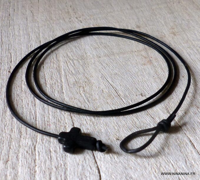 N6477c Bracelet de cheville homme croix noire cordon cuir - Bijoux Bracelets en ligne Ninanina