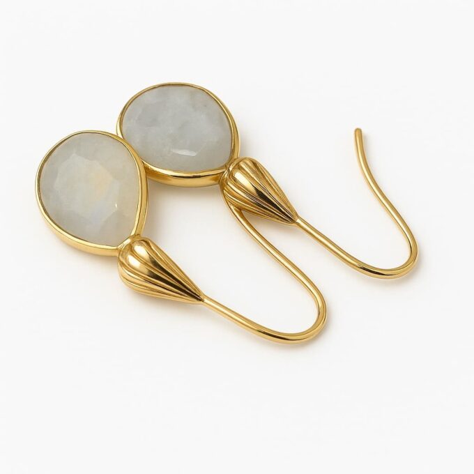 N6496b Boucles d’oreilles Pierre de Lune Femme en plaqué or – Bijou artisanal et pierre naturelle lumineuse - Bijoux boucle d'oreille en ligne Ninanina