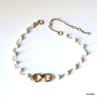 Bracelet pour femme avec pierre de lune blanche et pendentif signe infini en plaqué or sur fond blanc - Bijou artisanal fait main signé Ninanina