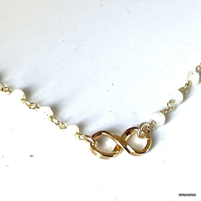 N6498c Bracelet Pierre Lune Blanche Signe Infini Plaqué Or Femme - Bijoux Bracelets femmes en ligne Ninanina Zoom sur le bracelet en pierre de lune blanche avec pendentif infini en plaqué or - Accessoire chic et élégant pour femme