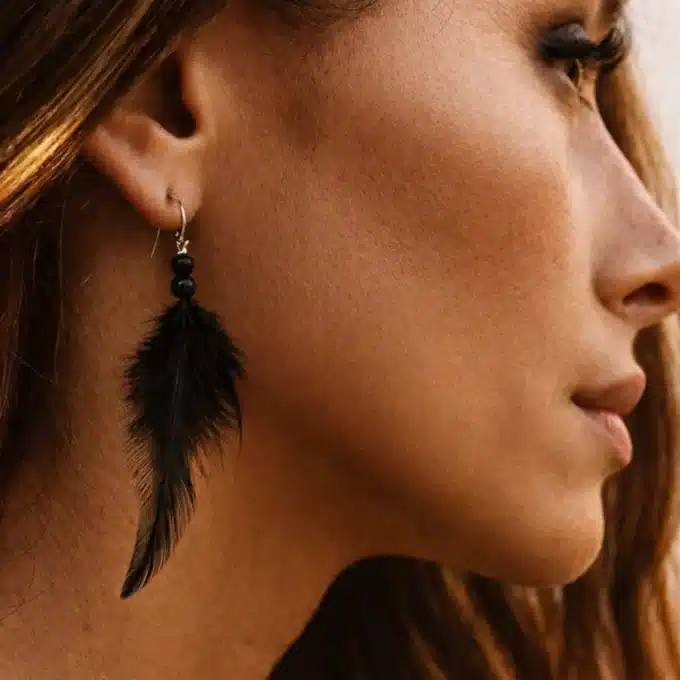 N758c Boucles D'oreilles plumes et perles en bois noires artisanales - Bijoux boucle d'oreille ethnique en ligne Ninanina