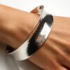 N805 Bracelet Manchette Femme Plaqué Argent Martelé Réglable – Design Aspect Peau de Serpent - Bijoux Bracelets manchettes en ligne Ninanina