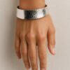 N805a Bracelet Manchette Femme Plaqué Argent Martelé Réglable – Design Aspect Peau de Serpent - Bijoux Bracelets manchettes en ligne Ninanina