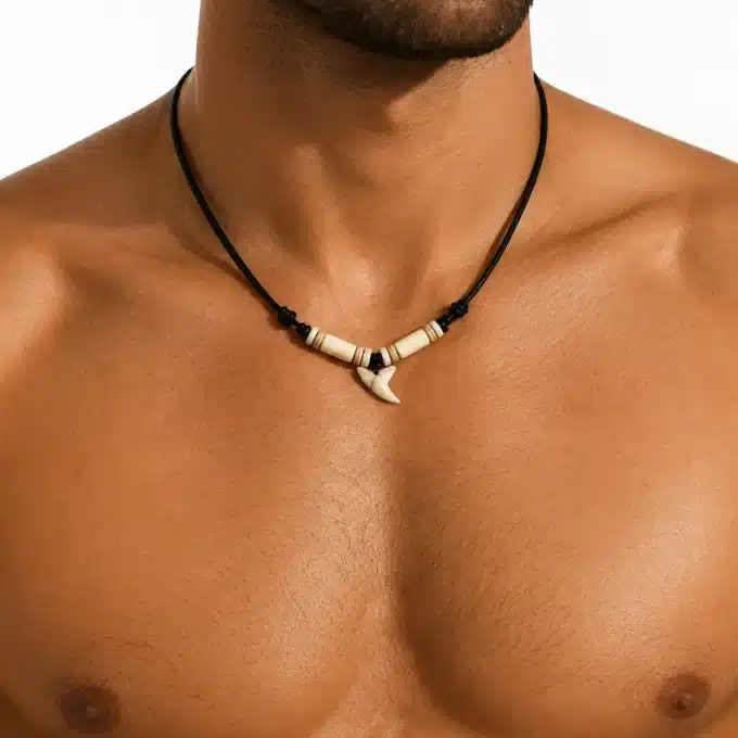 N8648a Collier ethnique homme pendentif dent de requin perles bois - Bijoux colliers hommes en ligne Ninanina