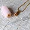 N6413c Collier femme plaqué or pendentif mini flacon de parfum en quartz rose - Bijoux colliers en ligne Ninanina