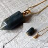 N6414c Collier femme plaqué or pendentif mini flacon de parfum en labradorite grise - Bijoux colliers en ligne Ninanina