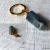 N6422 Porte clé femme pendentif mini flacon de parfum en labradorite grise et plaqué or - Bijoux Porte clés en ligne Ninanina