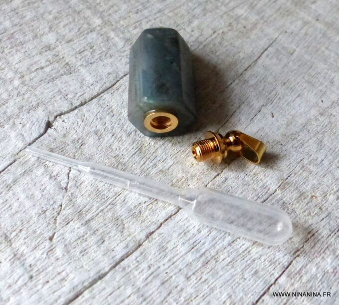 N6422a Porte clé femme pendentif mini flacon de parfum en labradorite grise et plaqué or - Bijoux Porte clés en ligne Ninanina