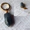 N6422b Porte clé femme pendentif mini flacon de parfum en labradorite grise et plaqué or - Bijoux Porte clés en ligne Ninanina