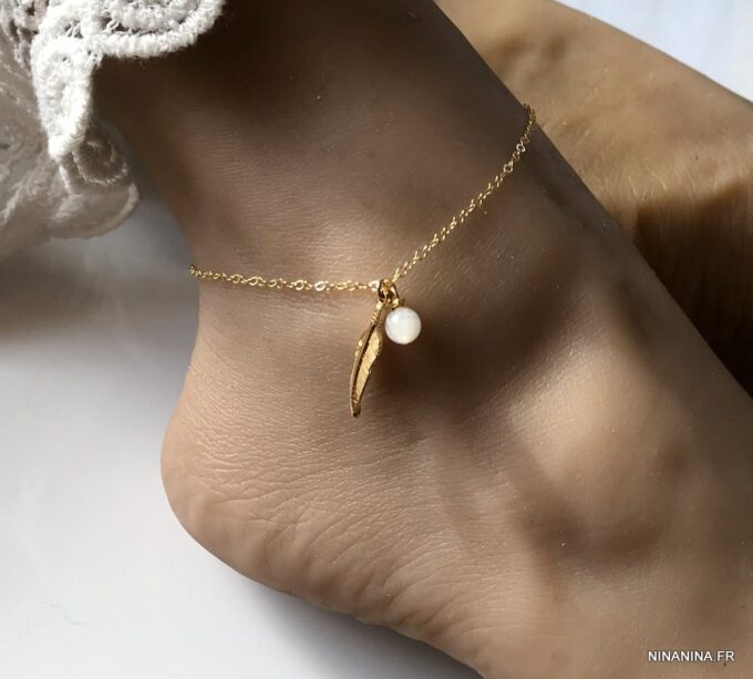 N6544 Chaine cheville plume plaqué or et perle pierre de lune femme - Bijoux de pied en ligne Ninanina