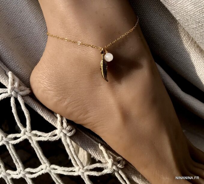 N6544b Chaine cheville plume plaqué or et perle pierre de lune femme - Bijoux de pied en ligne Ninanina