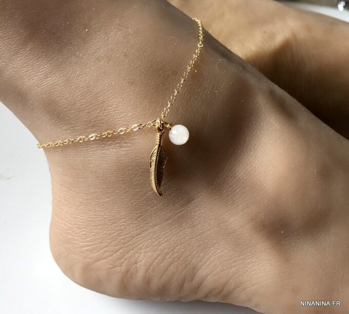 N6544g Chaine cheville plume plaqué or et perle pierre de lune femme - Bijoux de pied en ligne Ninanina