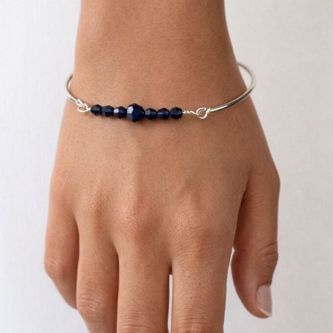 N6563d Bracelet jonc swarovski fin argent 925 et perles à facettes en cristal bleu nuit - Bijoux bracelets joncs en ligne Ninanina