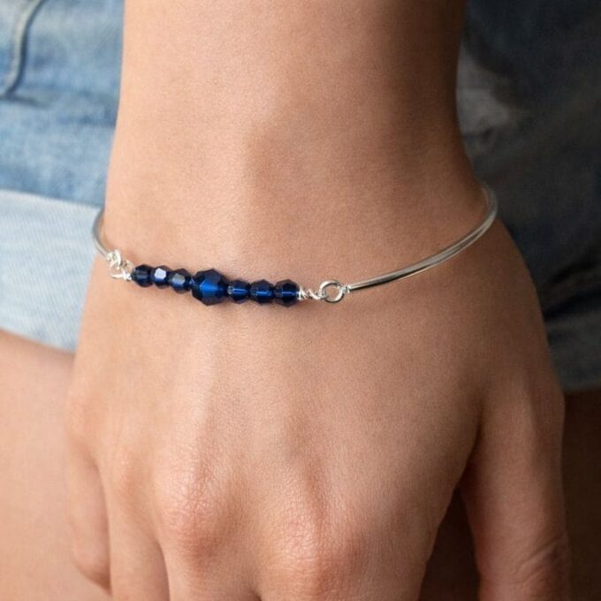 N6563f Bracelet jonc swarovski fin argent 925 et perles à facettes en cristal bleu nuit - Bijoux bracelets joncs en ligne Ninanina