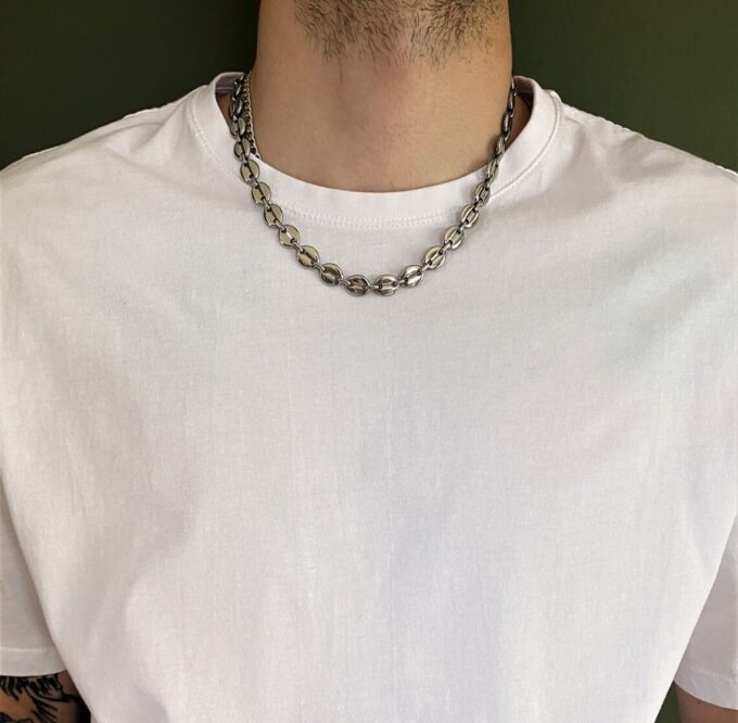 Bijou artisanal : chaîne en acier inoxydable avec maillons grain de café larges portée par un homme de face - Élégance et durabilité par Ninanina