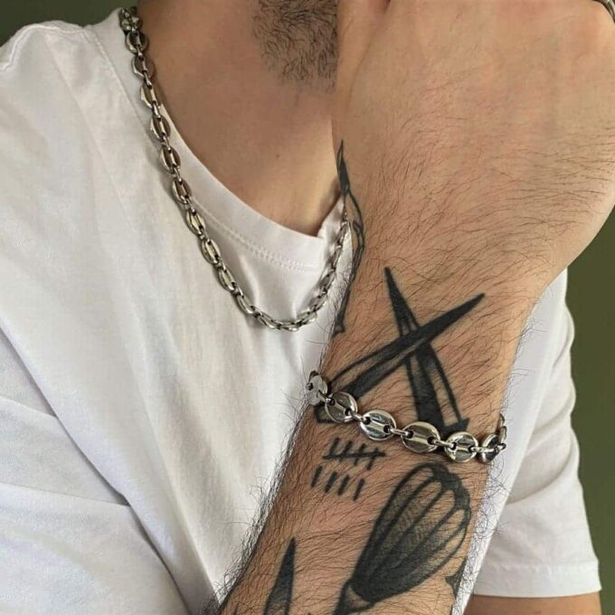 Chaîne en acier inoxydable avec gros maillons grain de café portée - Bijou artisanal fait main signé Ninanina