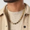 N6569 Collier graine de café homme chaine grain Acier doré - Bijoux Colliers hommes en ligne Ninanina Collier homme en acier doré avec maillons graine de café porté de face - Bijou artisanal fait main en France signé Ninanina