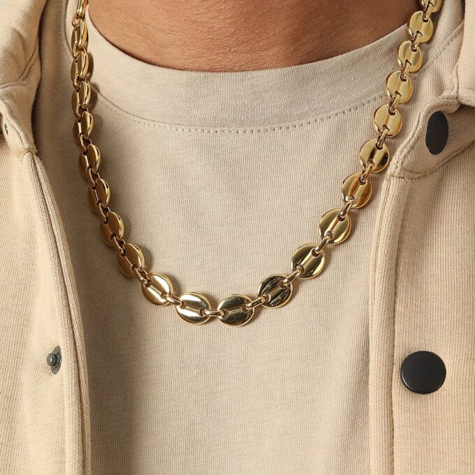 N6569a Collier graine de café homme chaine grain Acier doré - Bijoux Colliers hommes en ligne Ninanina Zoom sur le collier graine de café pour homme en acier doré porté - Bijou élégant et robuste fait main