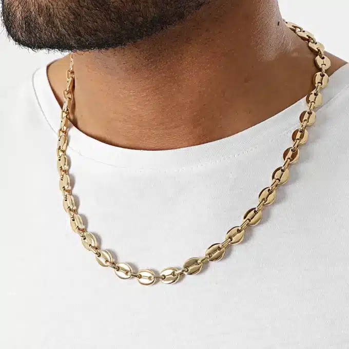 Chaine grain de café Acier chirurgical doré pour homme portée de profil - Bijou artisanal moderne et chic