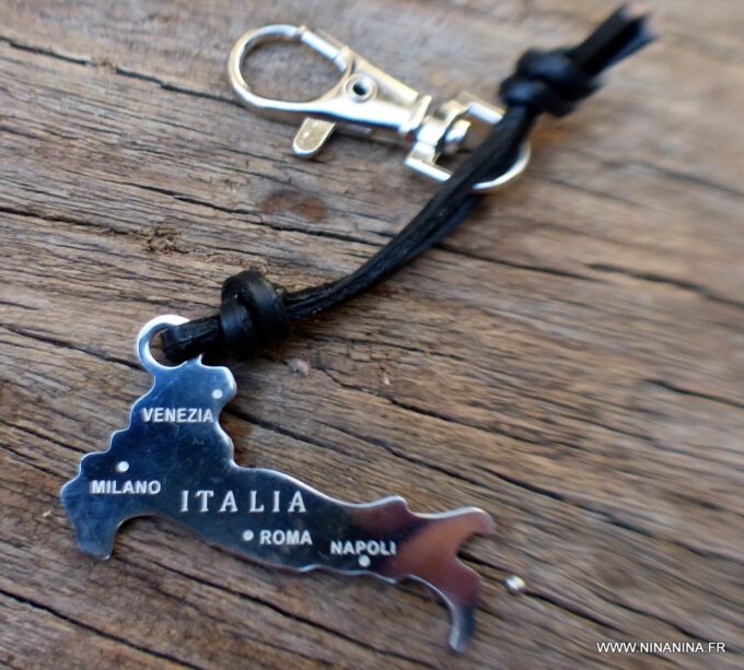 N5840a Porte clé cuir pendentif carte Italie Acier - Accessoires porte clés en ligne ninanina