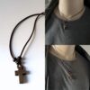 N6620 Collier homme croix en bois sur cordon cuir ajustable - Bijoux Colliers religieux hommes cuir en ligne ninanina