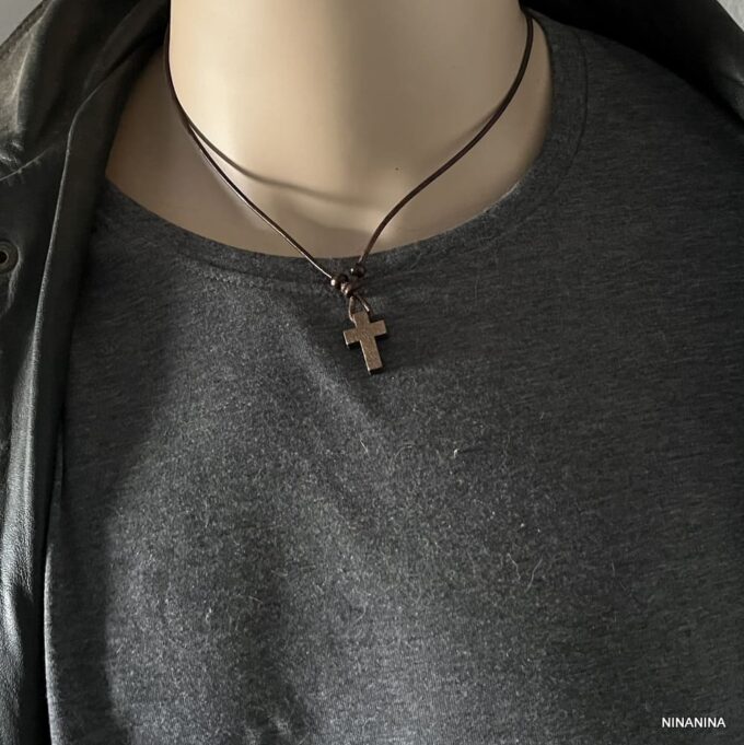 N6620b Collier homme croix en bois sur cordon cuir ajustable - Bijoux Colliers religieux hommes cuir en ligne ninanina