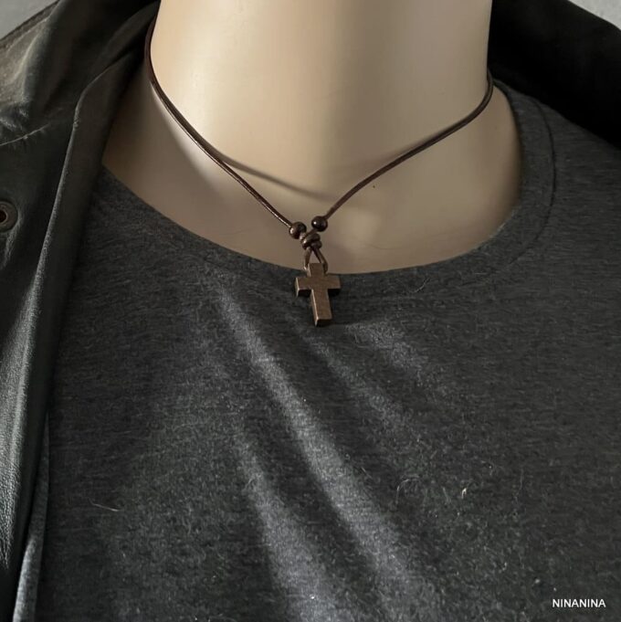 N6620c Collier homme croix en bois sur cordon cuir ajustable - Bijoux Colliers religieux hommes cuir en ligne ninanina