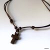 N6620d Collier homme croix en bois sur cordon cuir ajustable - Bijoux Colliers religieux hommes cuir en ligne ninanina