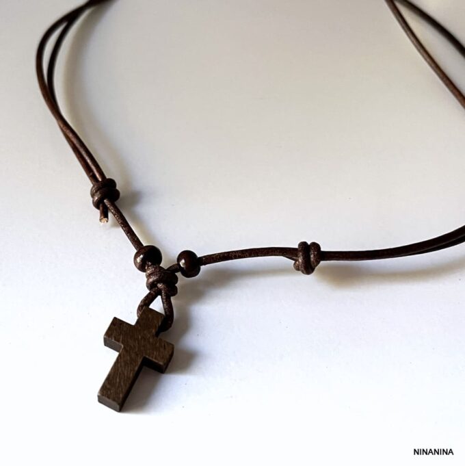 N6620d Collier homme croix en bois sur cordon cuir ajustable - Bijoux Colliers religieux hommes cuir en ligne ninanina