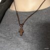 N6620e Collier homme croix en bois sur cordon cuir ajustable - Bijoux Colliers religieux hommes cuir en ligne ninanina
