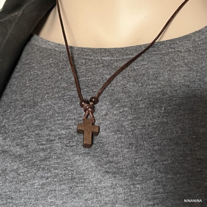 N6620e Collier homme croix en bois sur cordon cuir ajustable - Bijoux Colliers religieux hommes cuir en ligne ninanina