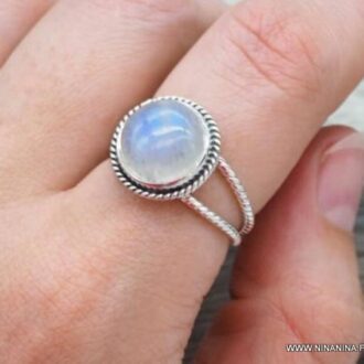 Bijou pour femme : bague en argent sterling avec pierre de lune véritable en cabochon rond - Design féminin et sophistiqué