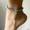 Zoom sur le bracelet de cheville femme en perles à facettes bleu turquoise porté sur un pied de profil - Bijou raffiné et fait main
