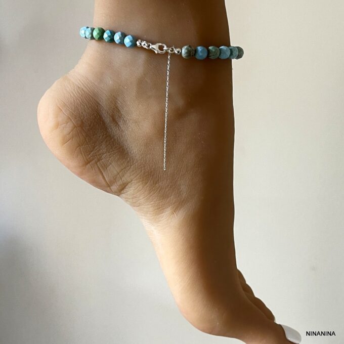 Détails du bracelet de cheville avec perles bleu turquoise à facettes et fermoir mousqueton argent 925 plus chainette de réglage - Accessoire chic fait main en france signé Ninanina