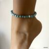 Bijou artisanal : bracelet de cheville avec perles bleu turquoise à facettes porté sur un pied de mannequin - Accessoire chic signé Ninanina