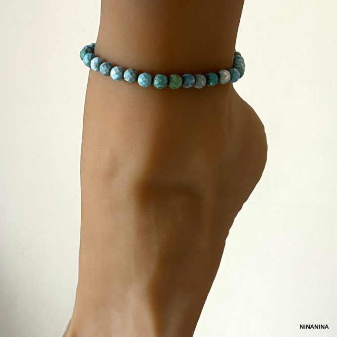 Bracelet de cheville femme en perles à facettes bleu turquoise porté sur pied vu de face - Bijou raffiné et fait main