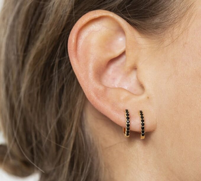N6678 petites créoles plaqué or et zircons noirs - Bijoux Boucles d oreilles en ligne Ninanina