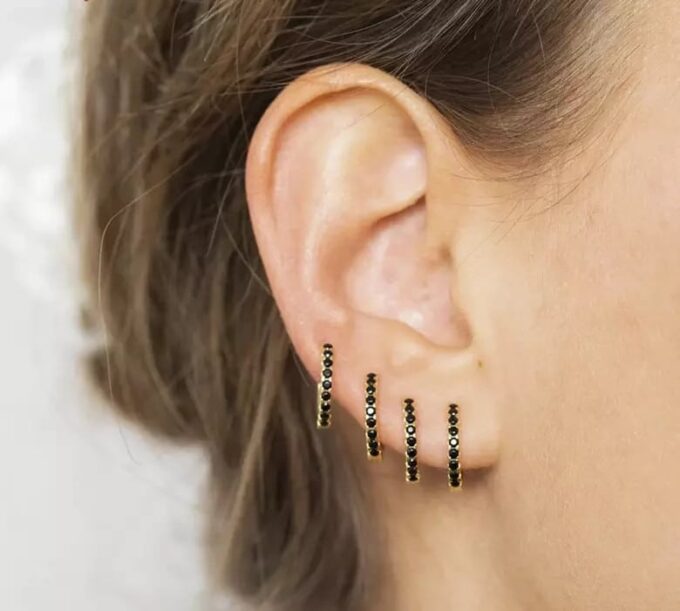 N6678D petites créoles plaqué or et zircons noirs - Bijoux Boucles d oreilles en ligne Ninanina
