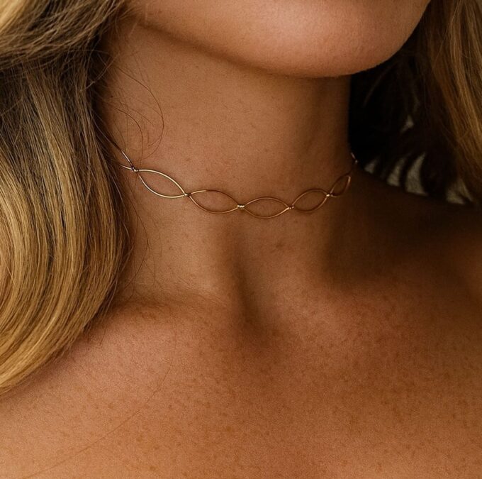 N6749b Collier ras de cou acier doré artisanal - motif losange pour femme - Bijoux Colliers en ligne Ninanina