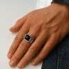 N6839a Bague Chevaliere triskel homme porte-bonheur acier inoxydable argent et pierre noire - Bijoux Bagues en ligne Ninana